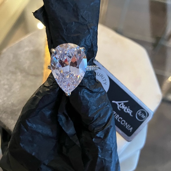 Lovisa Jewelry - Elegant Silver Pear-Cut Ring